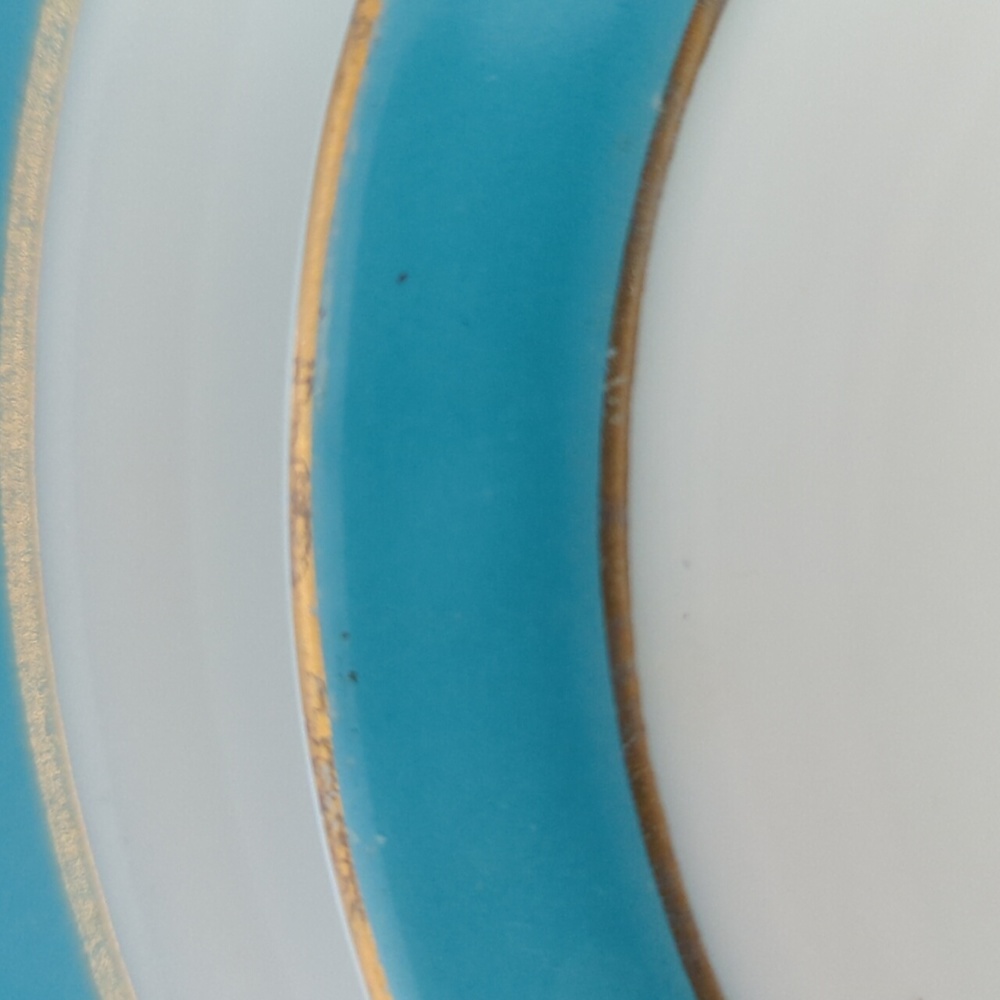 3 Vintage turquoise Pyrex plates and 1 saucer - Picture 6 of 8